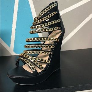 Black wedge gold chain